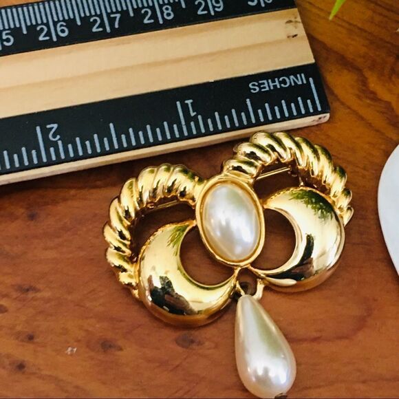 Vintage Pearl Dangle Brooch Ornate Art Deco Silver Shiny 4283 - Picture 5 of 7